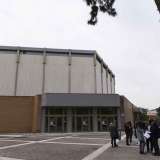 Uusciamo all'esterno e approdiamo di fronte al moderno edificio esagonale dell�auditorium, realizzato a partire dal 1966 e inaugurato nel 1981. Una struttura che per� nel 1991 fu chiusa per questioni di agibilit�, rimanendo inutilizzata per ben 26 anni. Solo alla fine del 2017 l�auditorium � stato infatti riaperto al pubblico, dopo interminabili lavori e beghe burocratiche